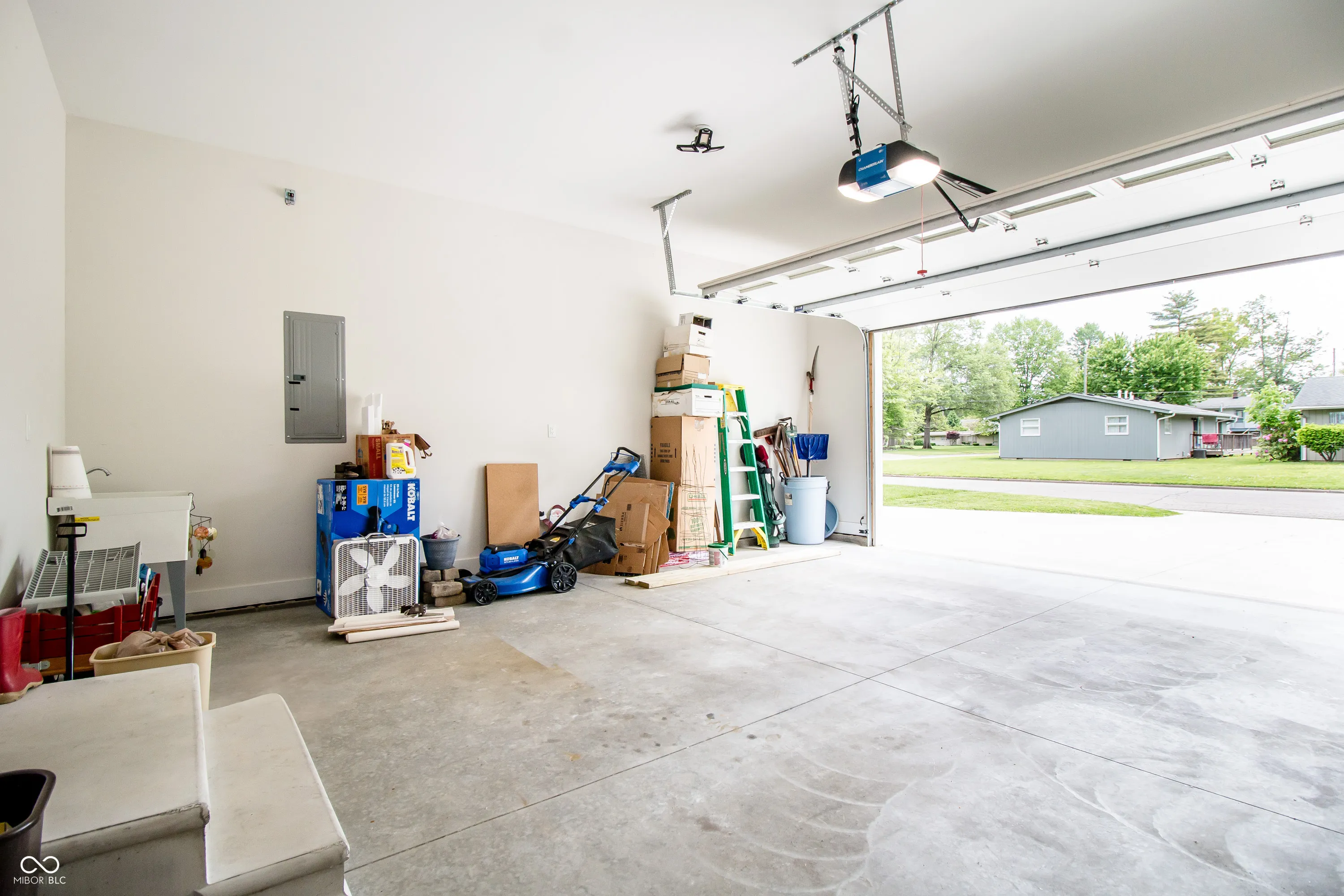 Columbus, Indiana 47201, United States, 3 Bedrooms Bedrooms, ,2 BathroomsBathrooms,Residential,Active,129902