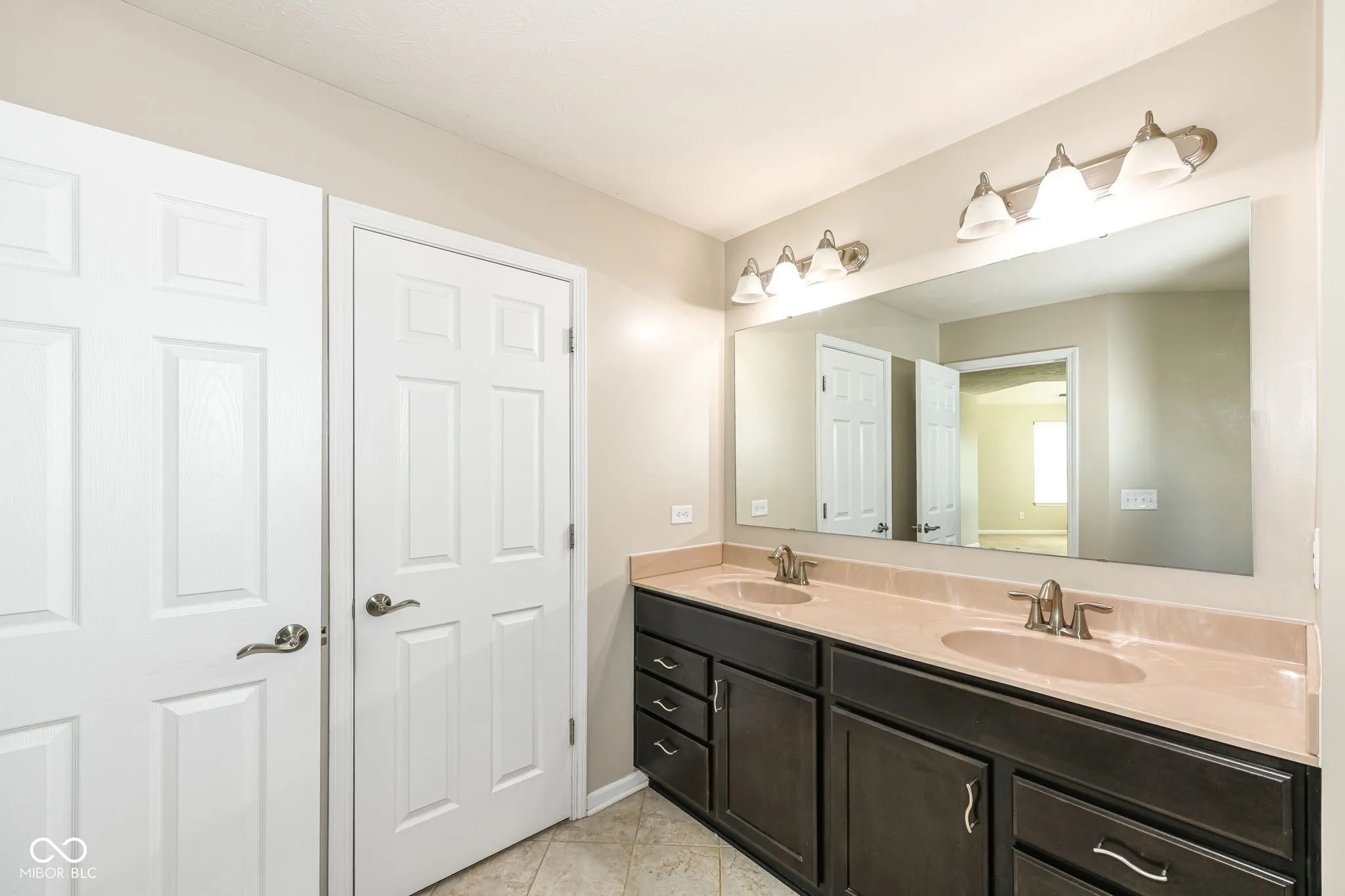 Greenwood, Indiana 46142, United States, 5 Bedrooms Bedrooms, ,4 BathroomsBathrooms,Residential,Active,215912