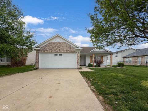 Photo of 526 Bourneside Drive, Greenfield, IN 46140 (MLS # 22095594)