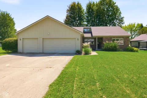 Photo of 305 Lake View Drive, Greenfield, IN 46140 (MLS # 22122199)