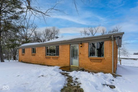 3 beds bed, 1 baths bath property at 2950 s lake drive, columbus, in 47203