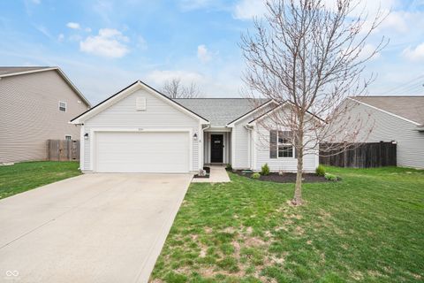 Photo of 1004 Maple Run Drive, Sheridan, IN 46069 (MLS # 22093150)