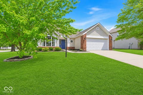 Photo of 8940 Woodlark Drive, Fishers, IN 46038 (MLS # 22105846)