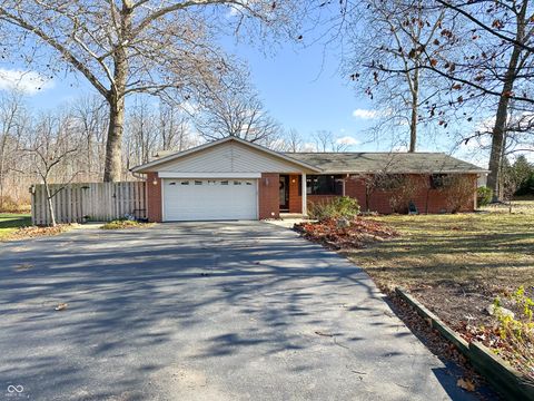 Photo of 645 Sycamore Court, Zionsville, IN 46077 (MLS # 22075063)