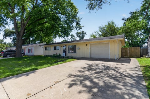 Photo of 970 Hunter Drive, Plainfield, IN 46168 (MLS # 22121666)