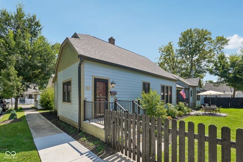 Photo of 85 E Poplar ST, Zionsville, IN 46077 (MLS # 22122773)