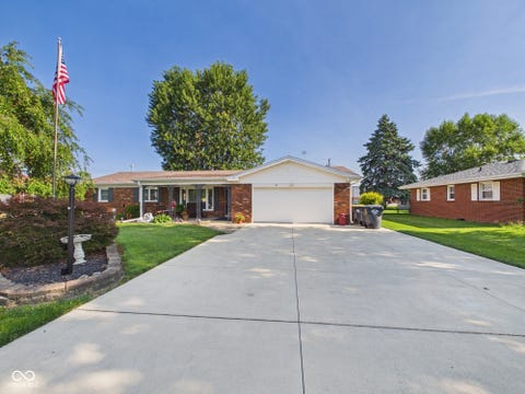 Photo of 814 Rustic Road, Anderson, IN 46013 (MLS # 22118708)