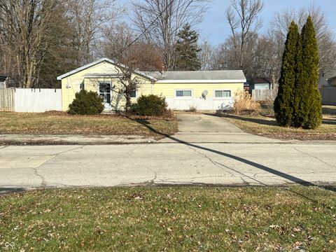 Photo of 918 W 4th Street, Greenfield, IN 46140 (MLS # 22079489)