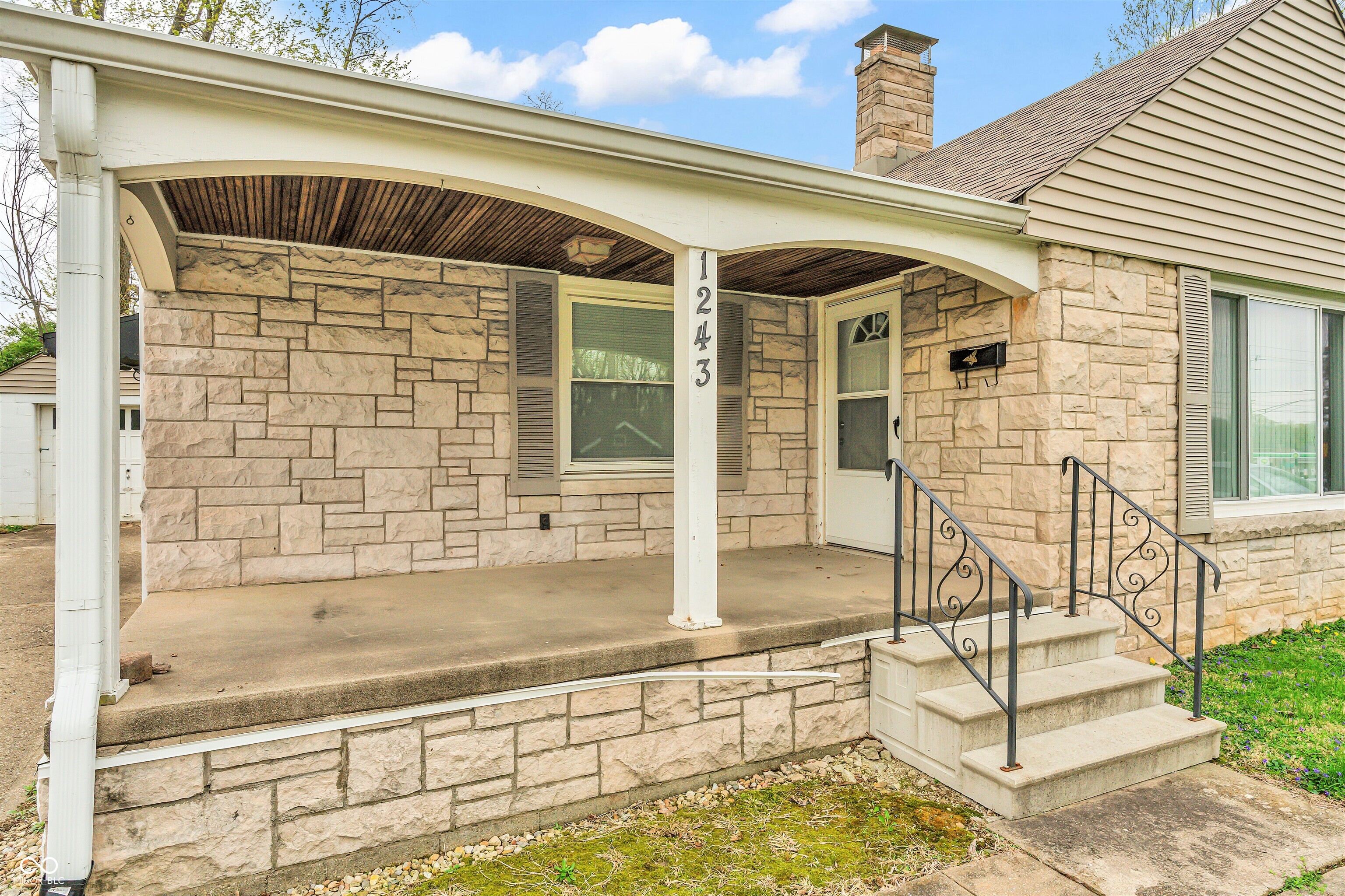 1243 E Thompson Road