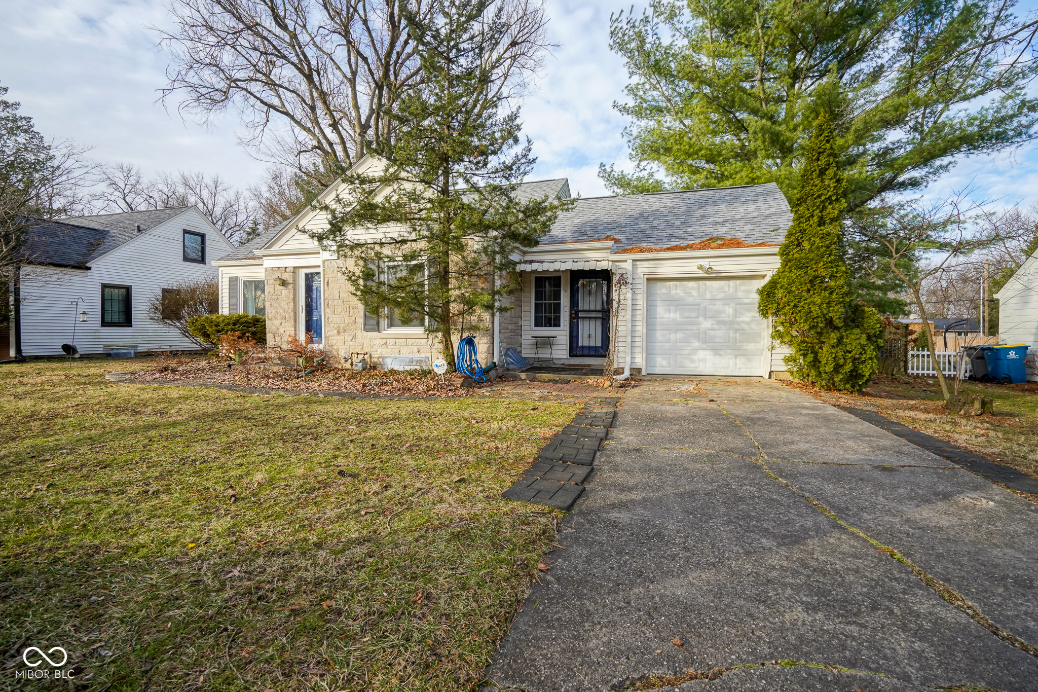 5826 N Oxford Street