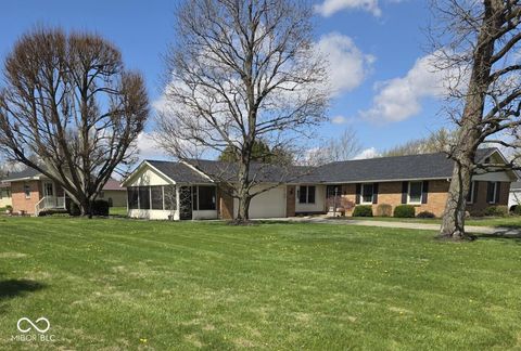 Photo of 1208 Fulton Avenue, Alexandria, IN 46001 (MLS # 22094855)