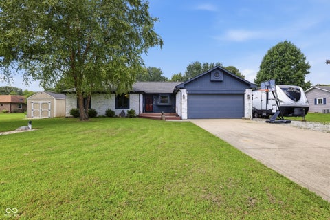 Photo of 1018 Kingsway Drive, Avon, IN 46123 (MLS # 22122525)