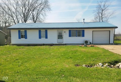 Photo of 12546 S Hillview Drive, Columbus, IN 47201 (MLS # 22091723)