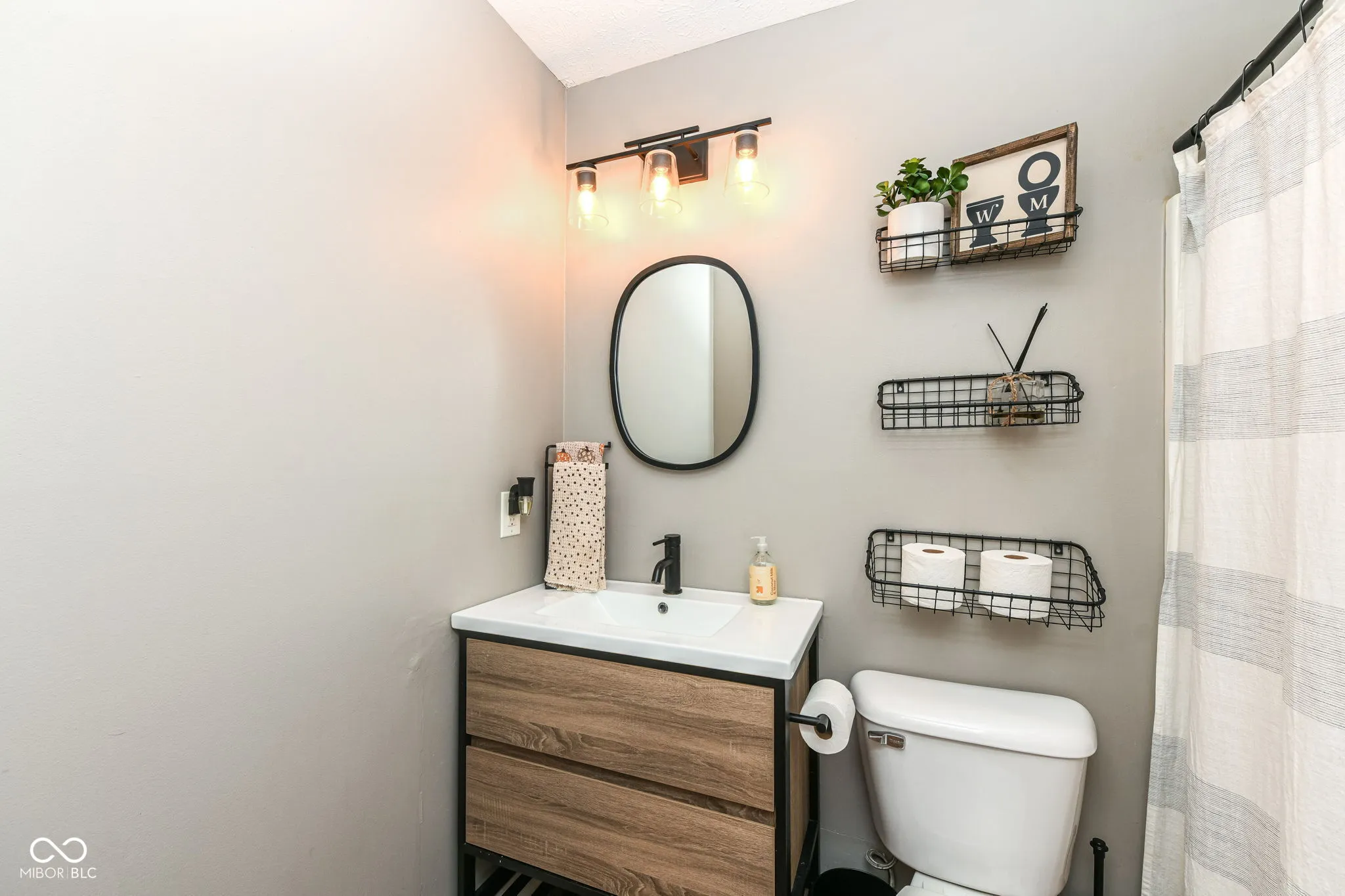 Fishers, Indiana 46038, United States, 3 Bedrooms Bedrooms, ,2 BathroomsBathrooms,Residential,Pending,215927