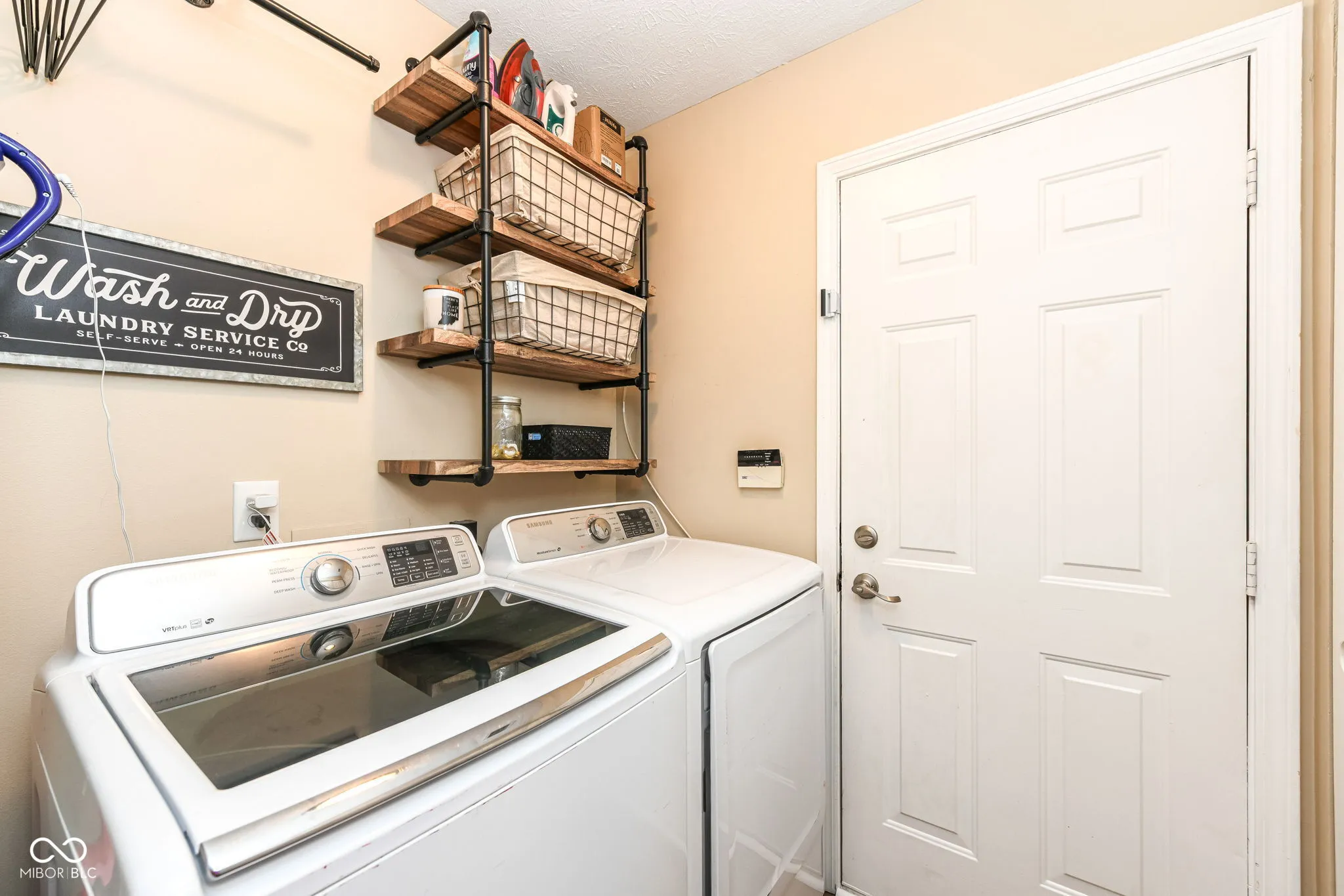 Fishers, Indiana 46038, United States, 3 Bedrooms Bedrooms, ,2 BathroomsBathrooms,Residential,Pending,215927