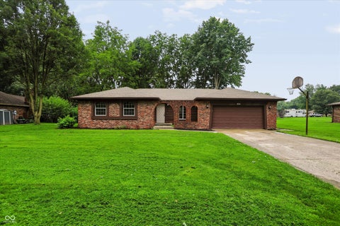 Photo of 254 Summit Ridge Drive, Greenwood, IN 46142 (MLS # 22120315)