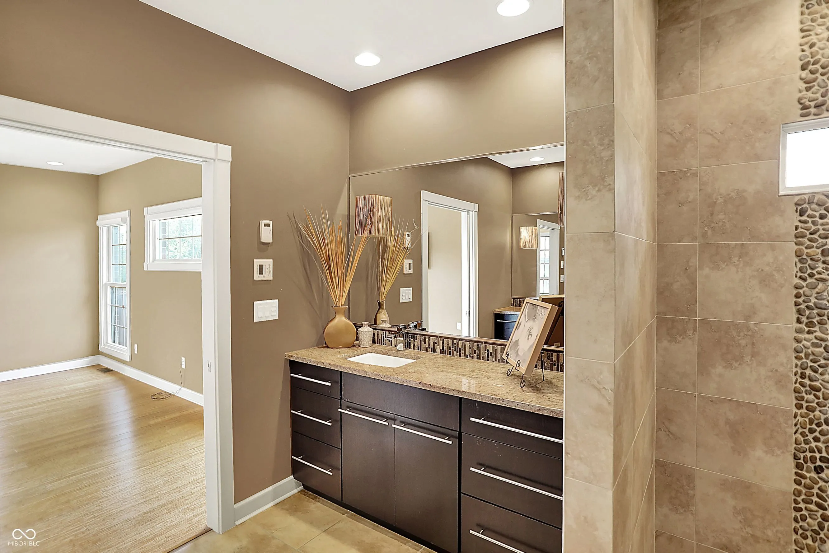 Columbus, Indiana 47201, United States, 3 Bedrooms Bedrooms, ,3 BathroomsBathrooms,Residential,Active,206519