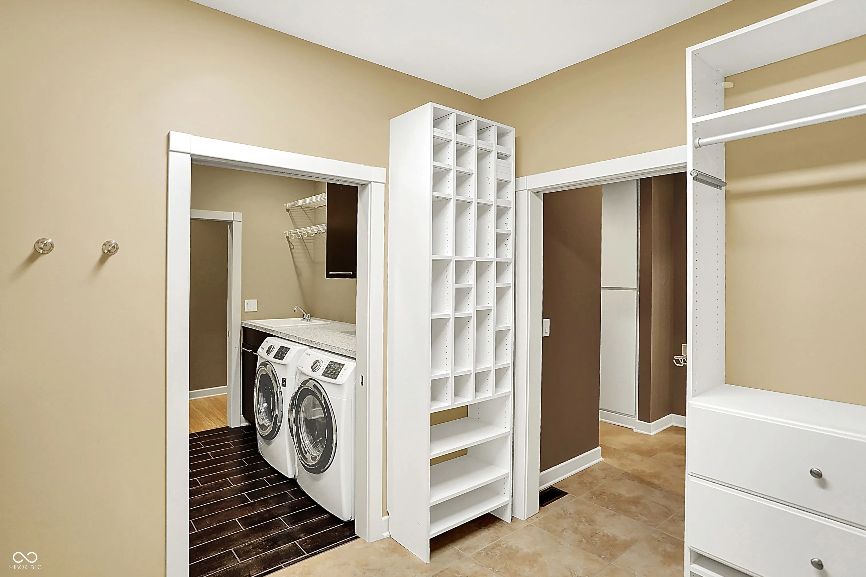 Columbus, Indiana 47201, United States, 3 Bedrooms Bedrooms, ,3 BathroomsBathrooms,Residential,Active,206519