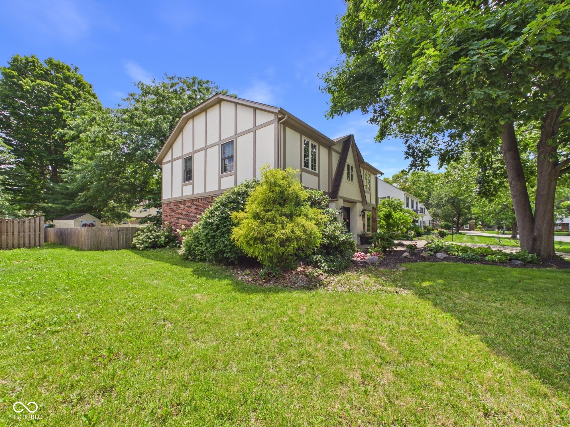 1905 Woodview Lane