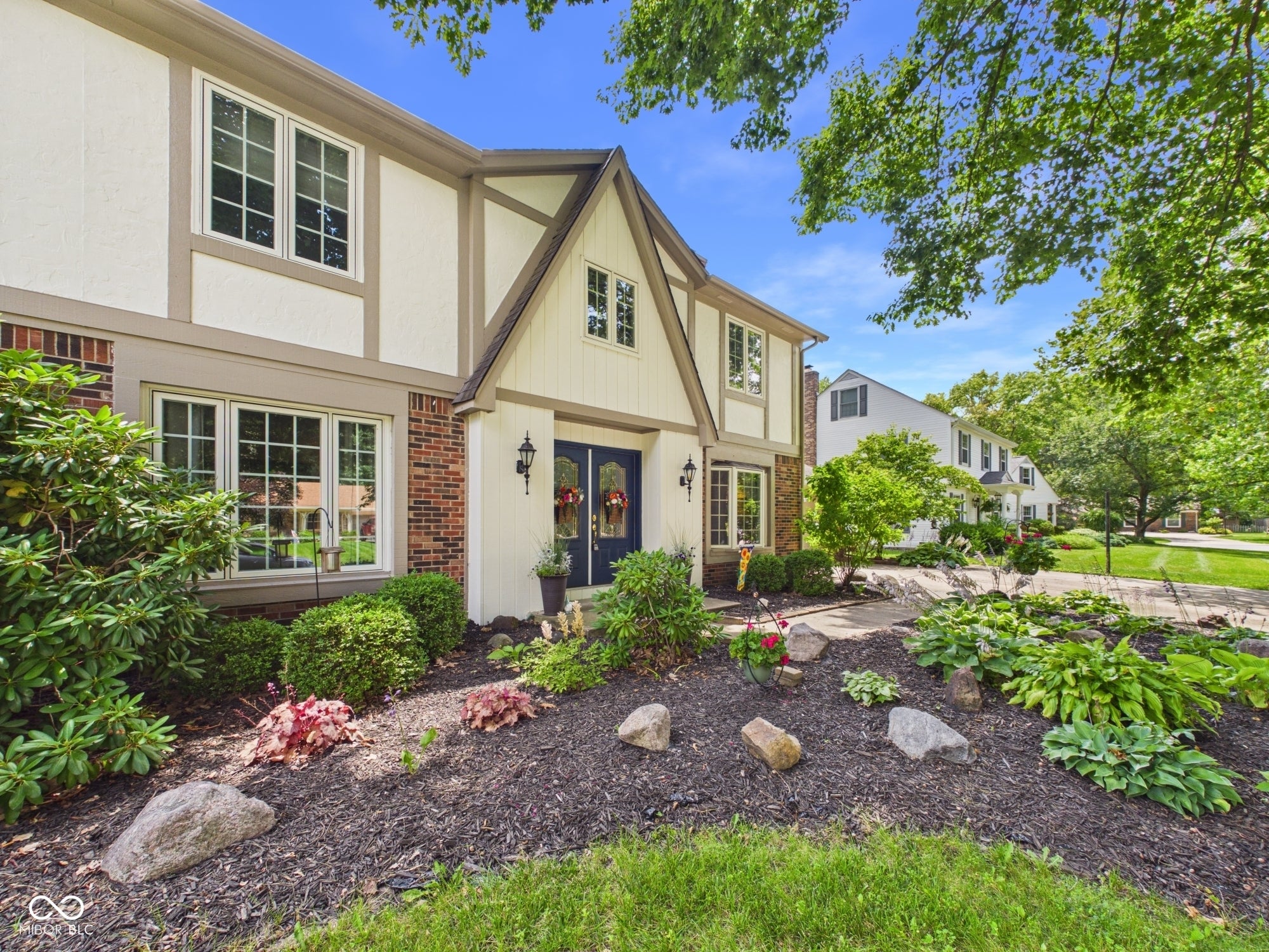 1905 Woodview Lane