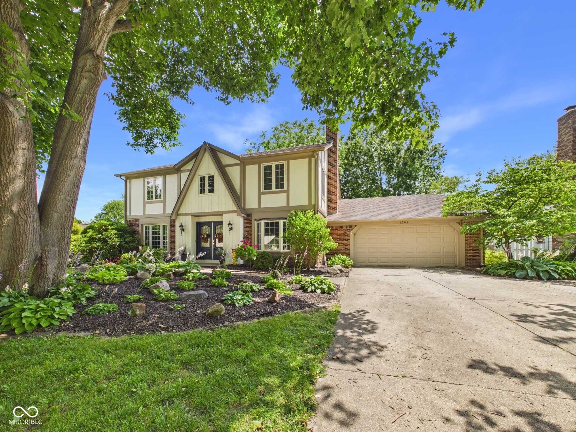 1905 Woodview Lane