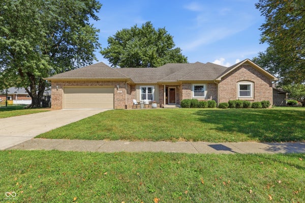 155 WILLIAMSBURG LN, FRANKLIN, IN 46131 - Image b42e2ec3c25a7168b0269b82f44dea8d/3466889240