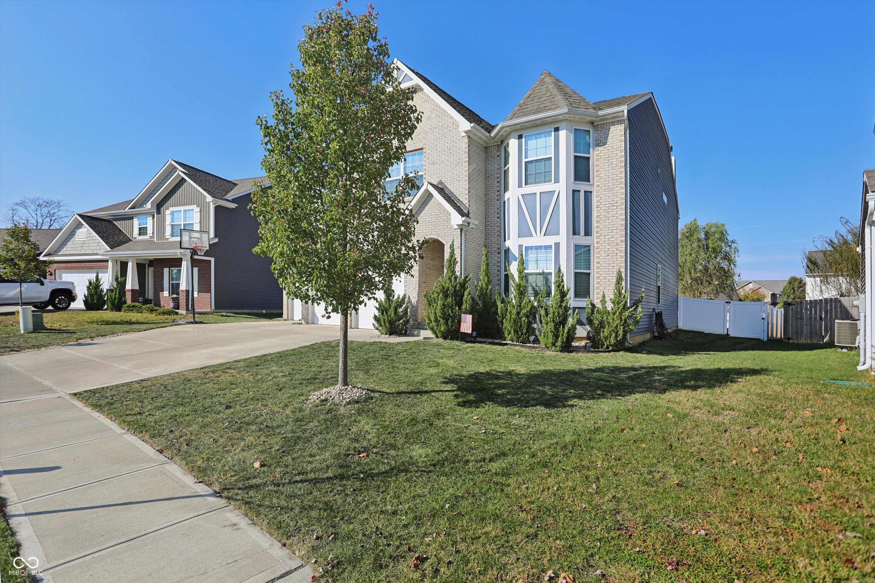 1664 Woodside Circle