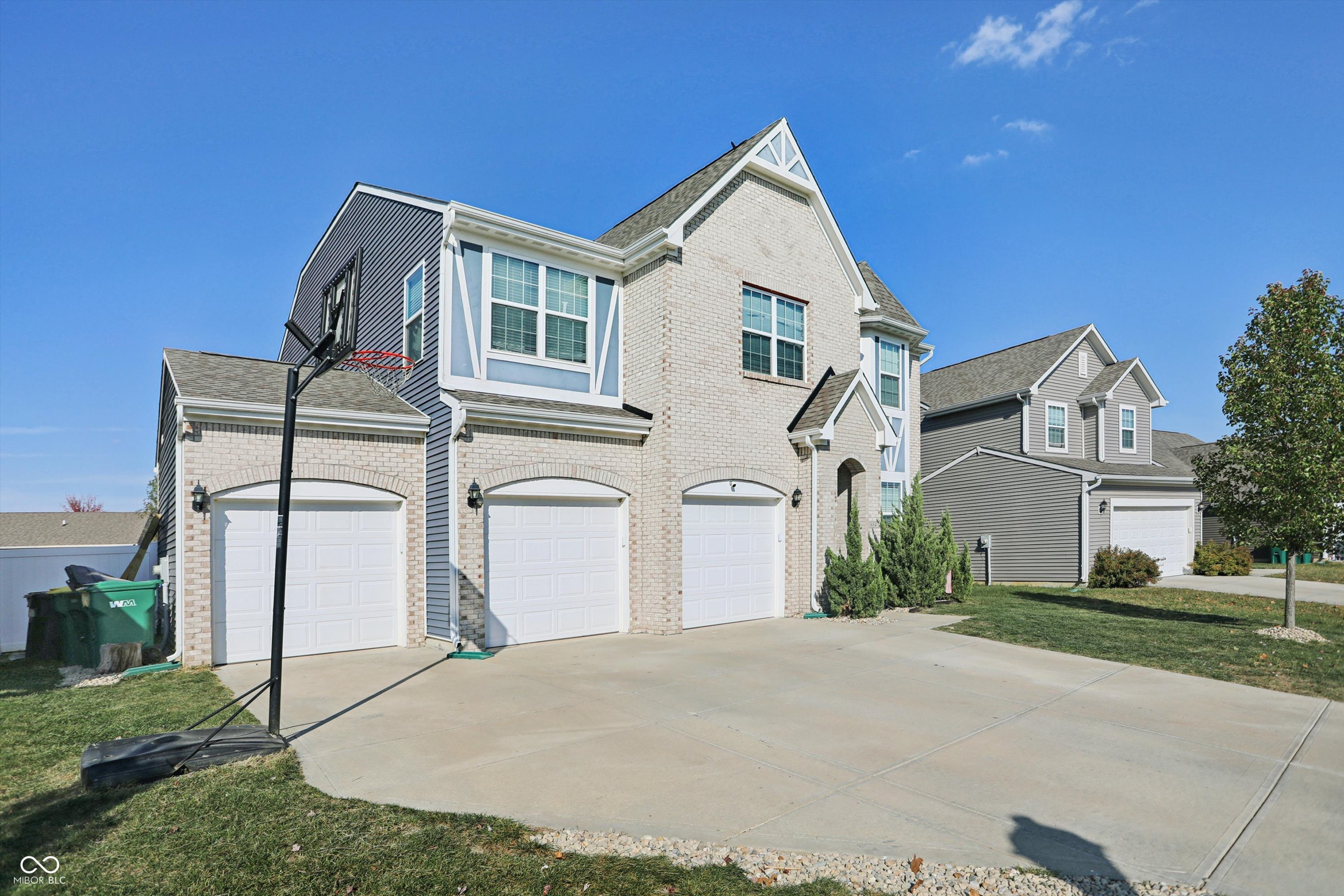 1664 Woodside Circle