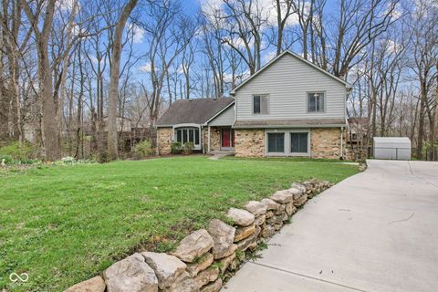 Photo of 957 Sleepy Hollow Court, Greenwood, IN 46142 (MLS # 22092928)