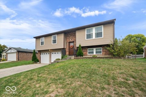 Photo of 7017 Chimney Rock Court, Indianapolis, IN 46217 (MLS # 22085936)