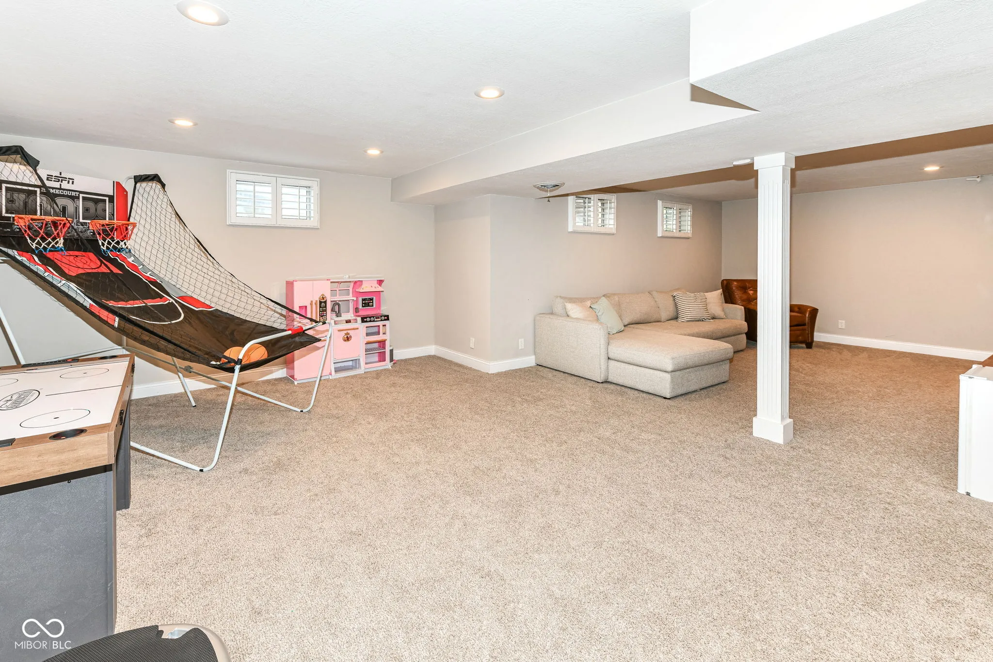 Carmel, Indiana 46033, United States, 4 Bedrooms Bedrooms, ,4 BathroomsBathrooms,Residential,Pending,205114