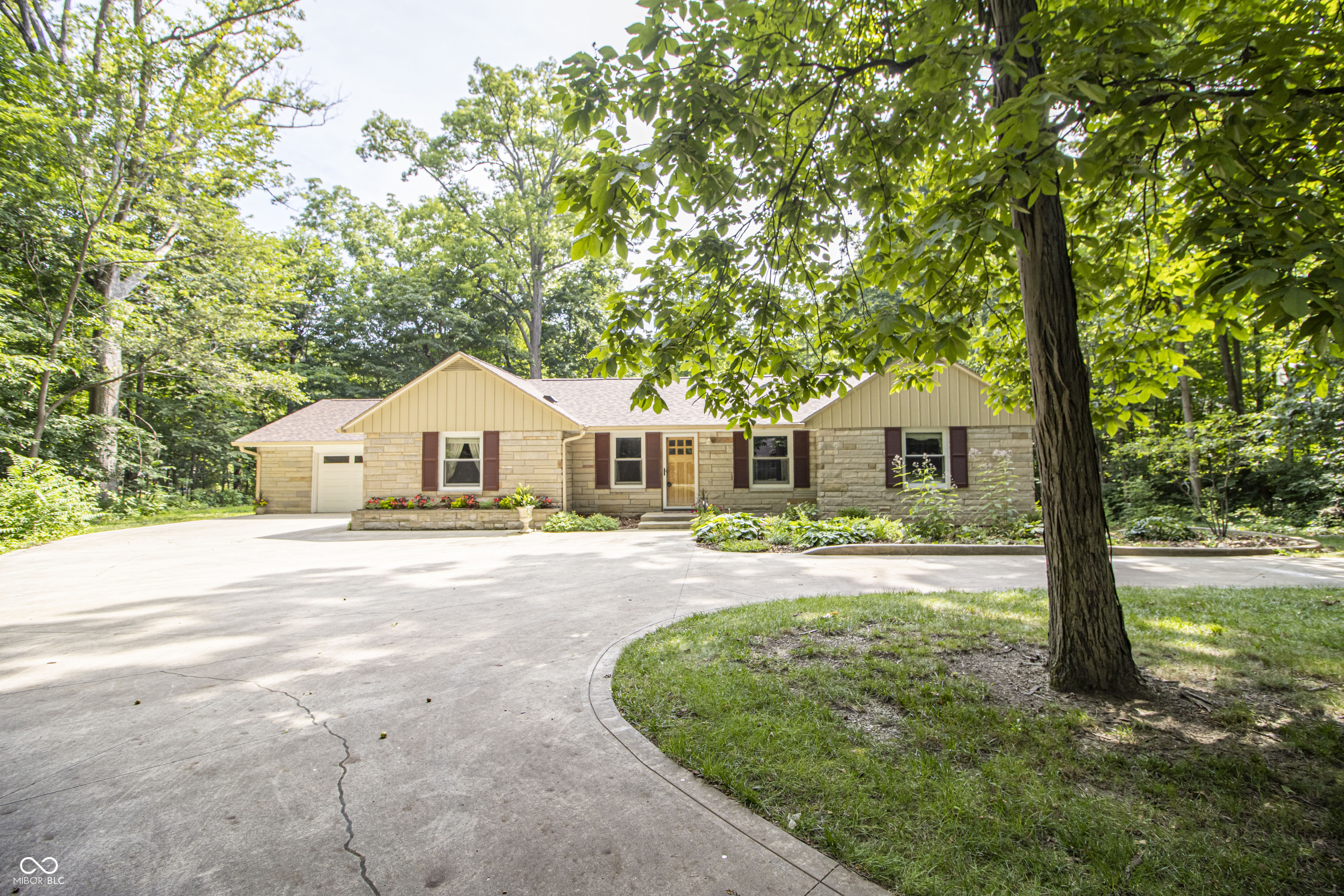 120 White Oaks Street