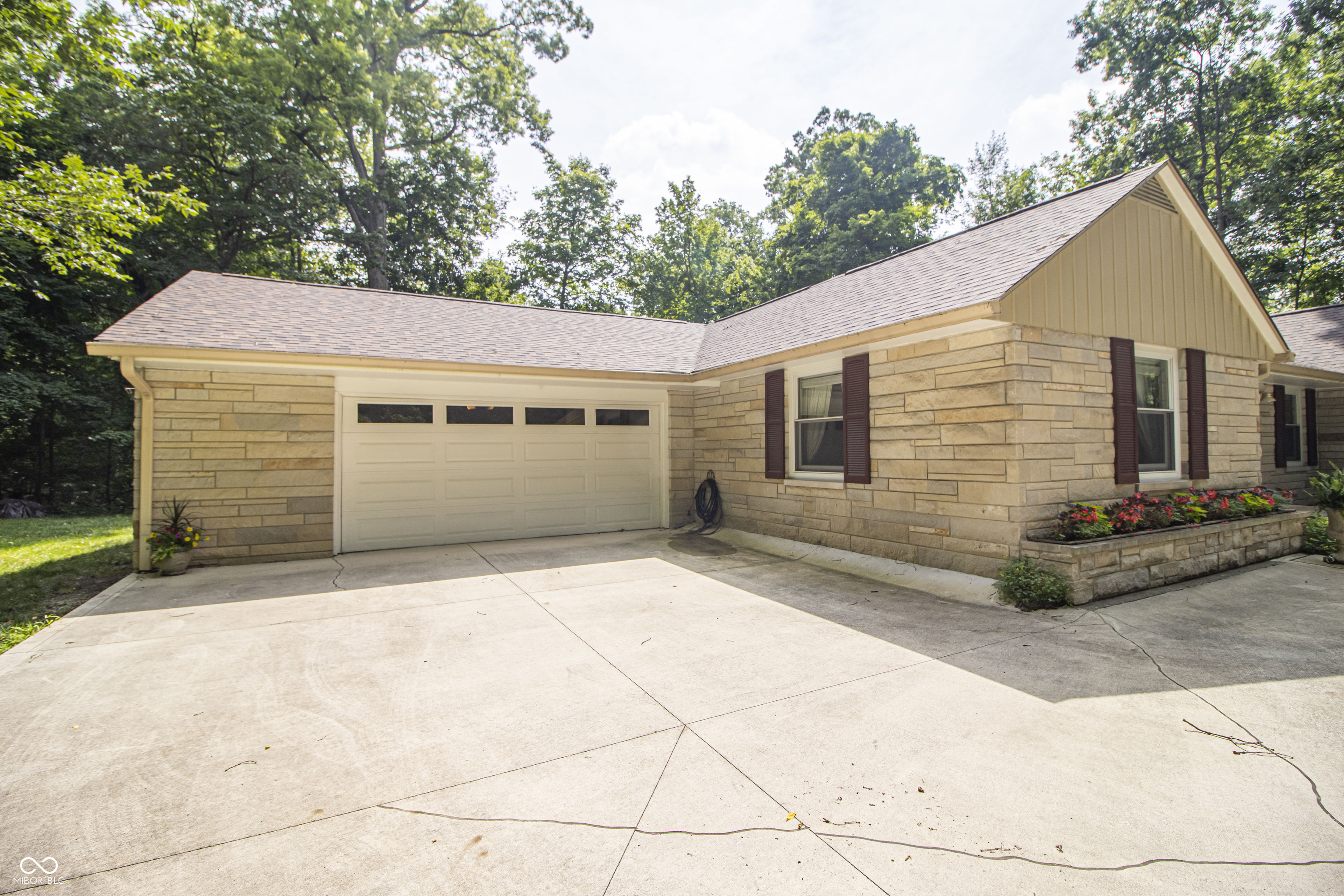 120 White Oaks Street