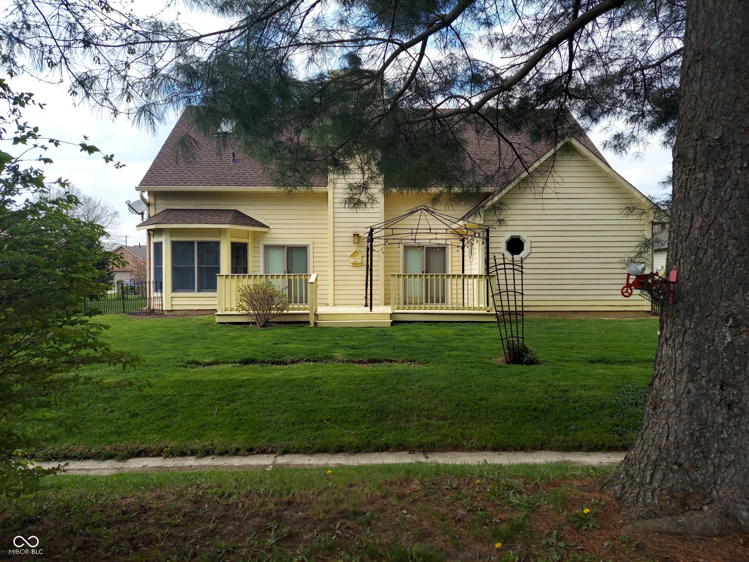 3237 Boxwood Drive