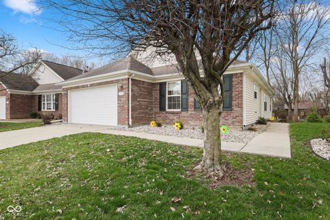 Photo of 970 Lincoln Park West Drive, Greenwood, IN 46142 (MLS # 22088612)