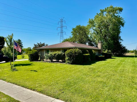 Photo of 4860 Woodcrest Drive, Columbus, IN 47203 (MLS # 22090285)