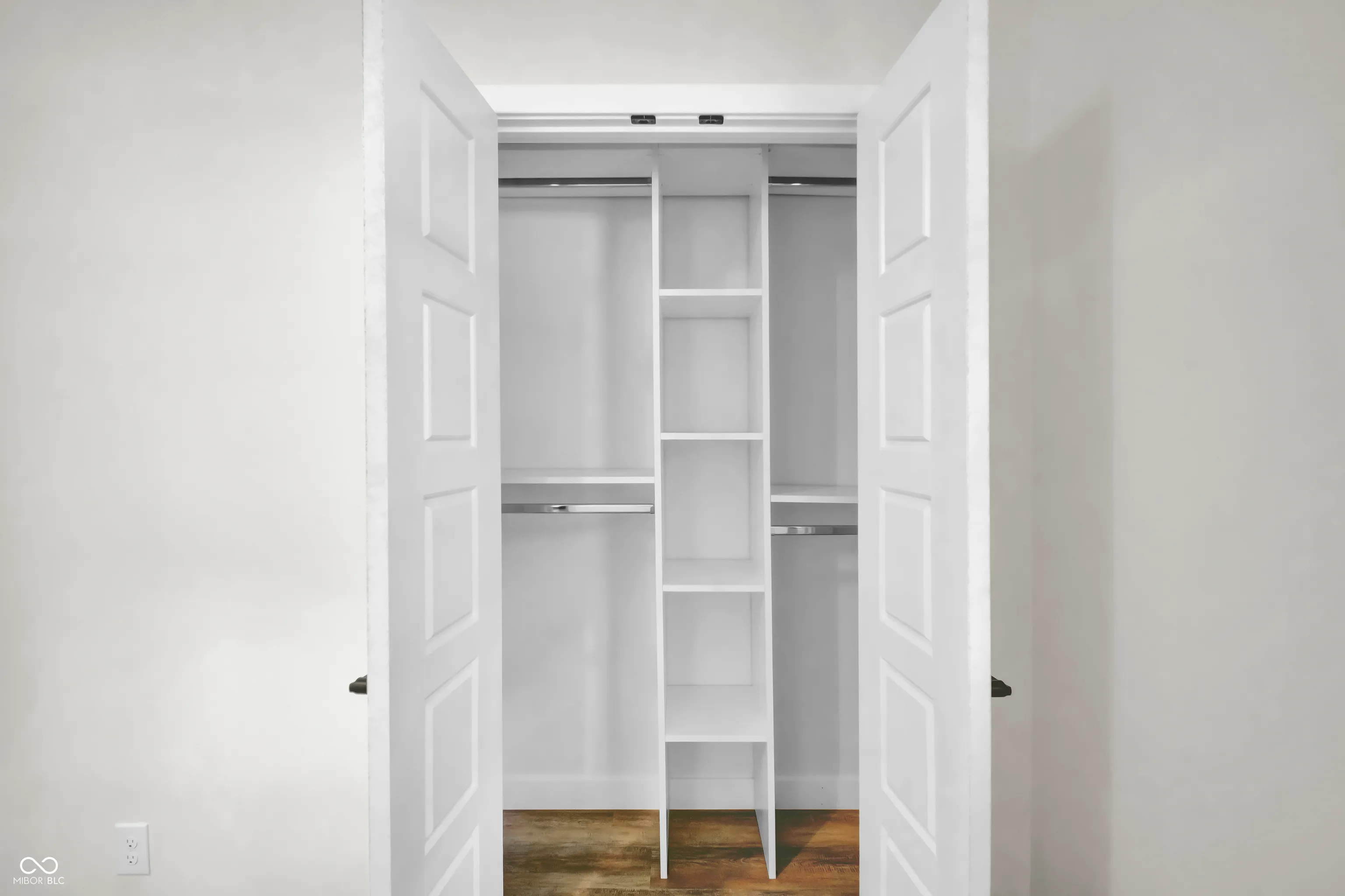 Columbus, Indiana 47203, United States, 3 Bedrooms Bedrooms, ,2 BathroomsBathrooms,Residential,Active,204784