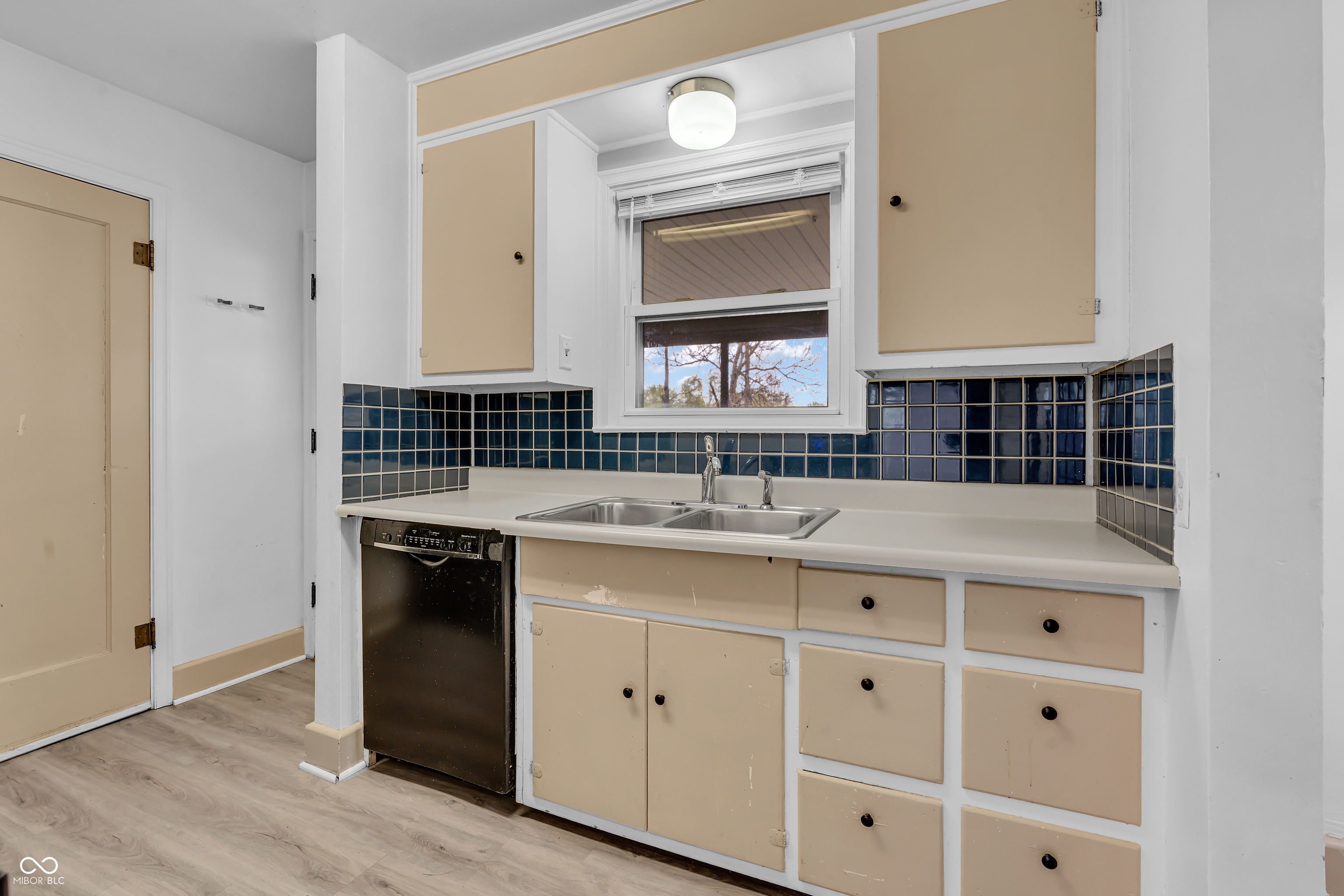 1223 E Thompson Road