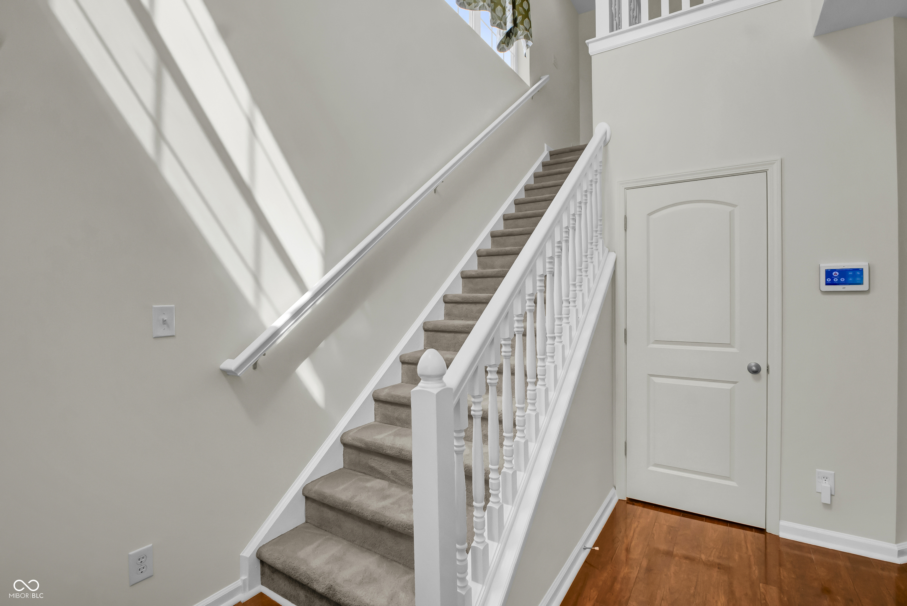 2542 Middle View Drive