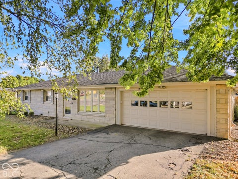 Photo of 3439 Central Avenue, Columbus, IN 47203 (MLS # 22130173)