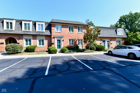 Photo of 1110 Canterbury SQ N, Indianapolis, IN 46260 (MLS # 22125505)