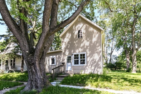 Photo of 816 Chestnut Street, Anderson, IN 46012 (MLS # 22101062)