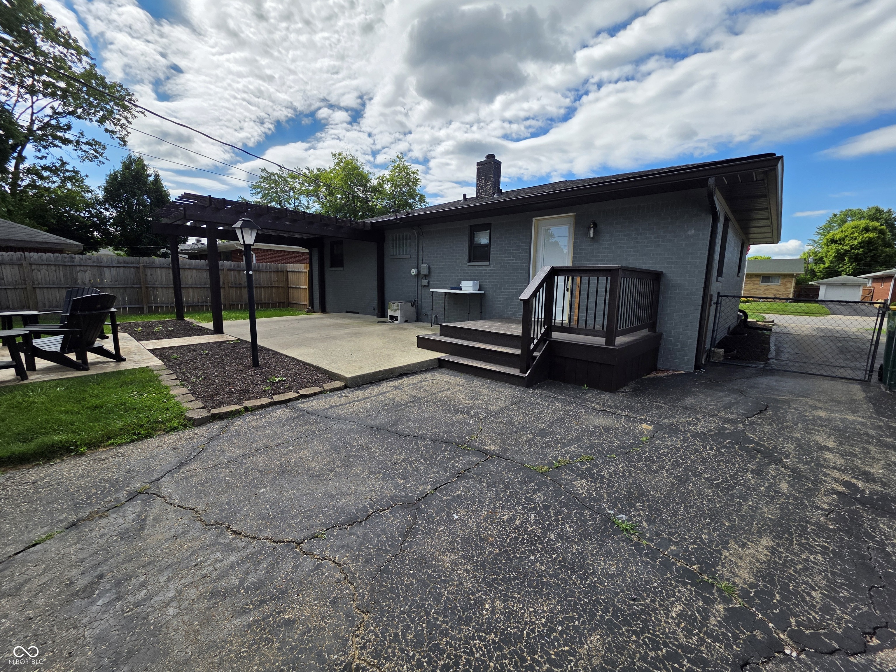 5534 Meadowood Drive