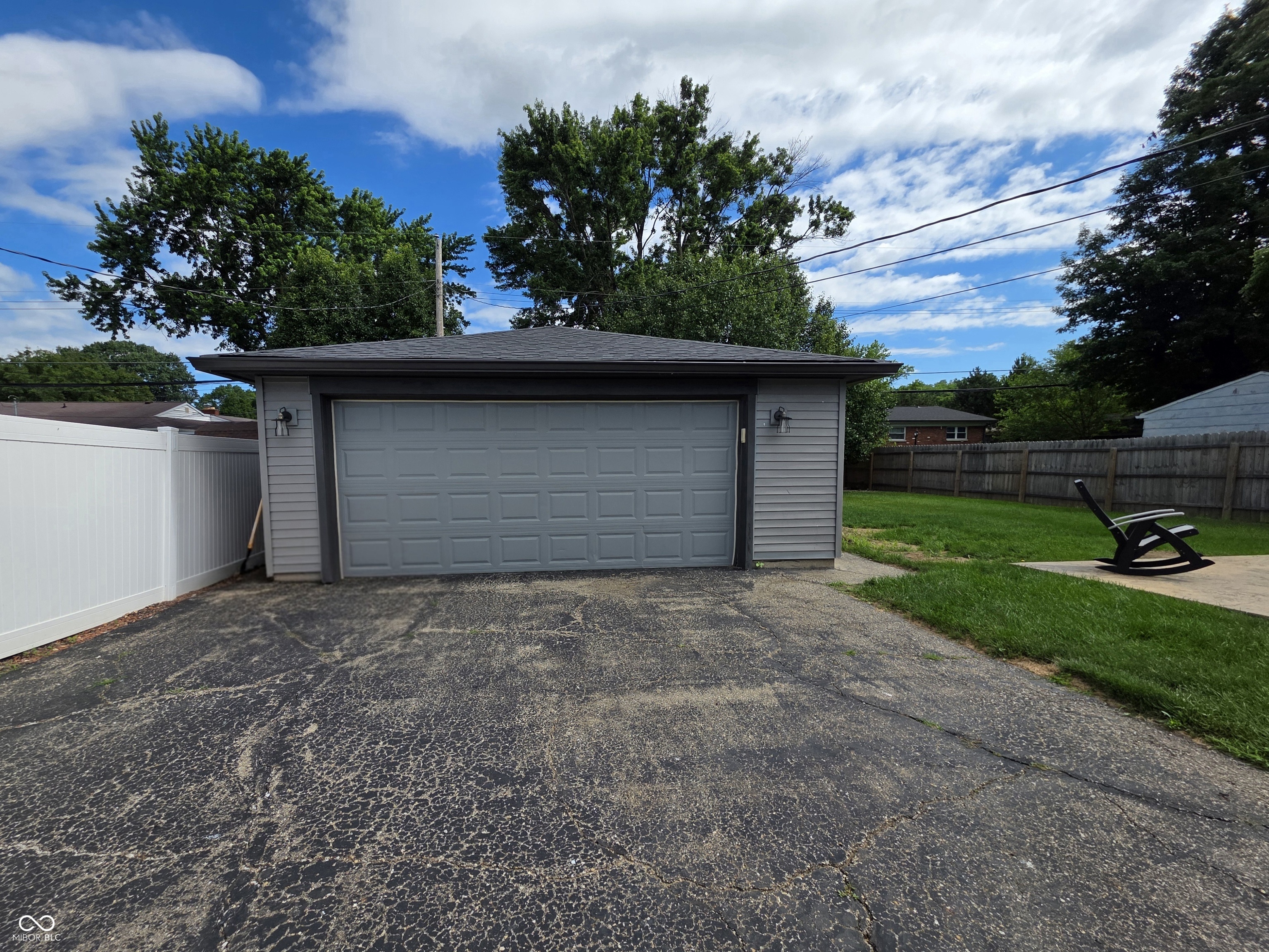 5534 Meadowood Drive