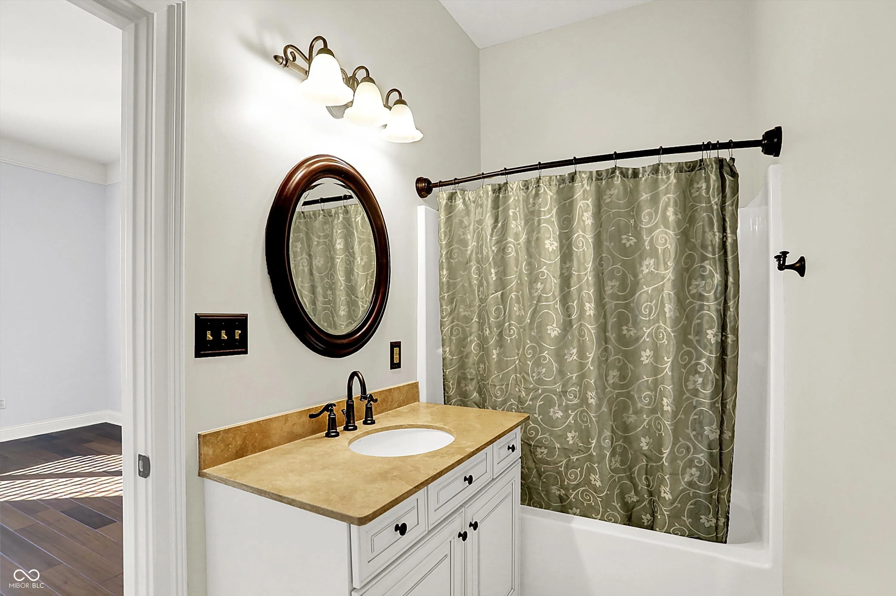 Zionsville, Indiana 46077, United States, 6 Bedrooms Bedrooms, ,5 BathroomsBathrooms,Residential,Pending,28549