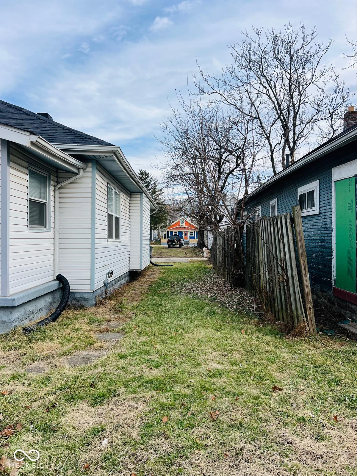 1121 N Belleview Place