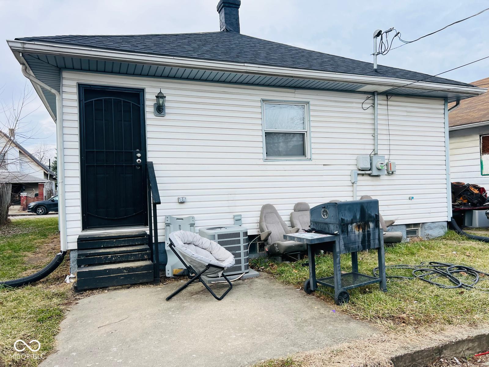 1121 N Belleview Place