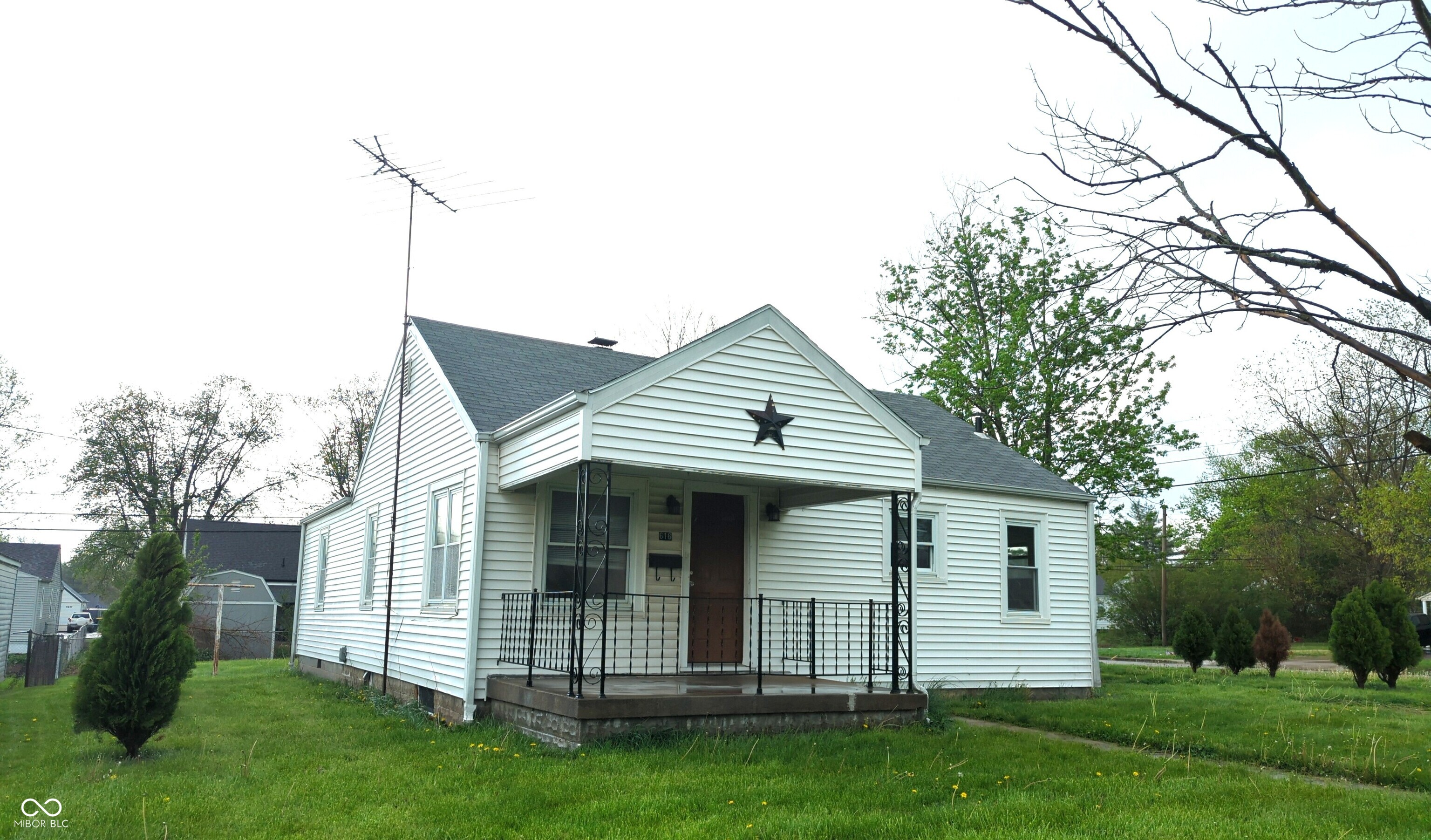 Photo 1 of 12 — 616 W 38th Street, Anderson, IN 46013