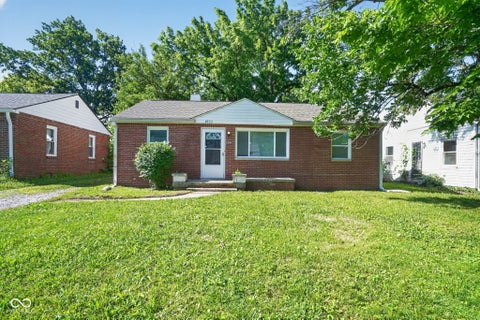 Photo of 4933 E 39th Street, Indianapolis, IN 46226 (MLS # 22107906)