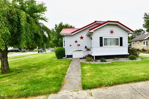 Photo of 28 W 38th Street, Anderson, IN 46013 (MLS # 22103752)